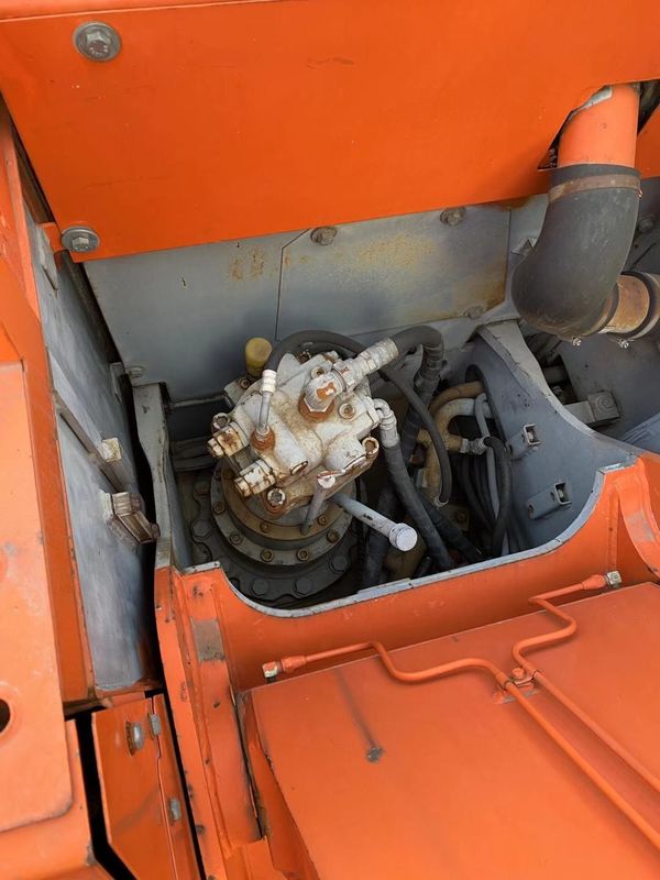 HITACHI stokta % 90 kullanılmış HITACHI ZX135us kazıcı, HITACHI ZX135us ZX120-6 ZX240-3g ucuz fiyatla Şangay'da satılıyor.