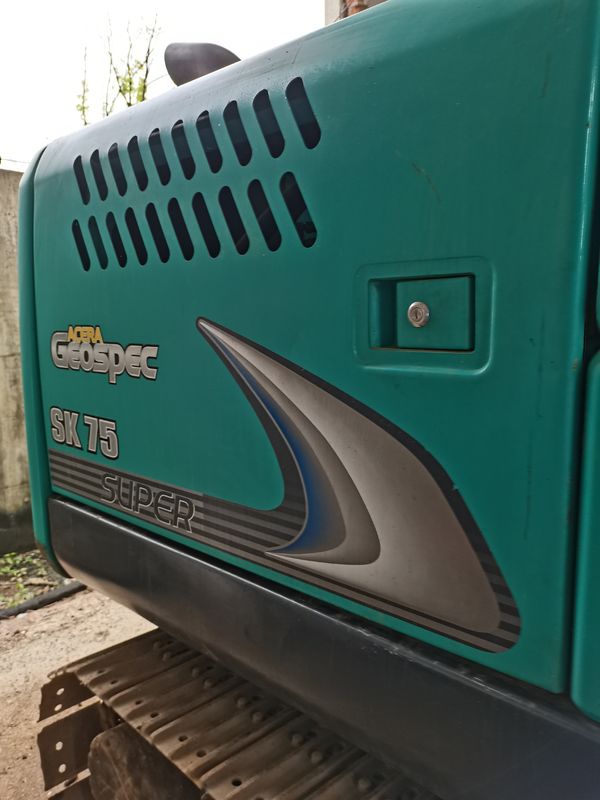 Gerçek çekim % 90 Yeni Orijinal Japonya Kullanılmış KOBELCO SK 75 sürünen kazıcı Satılık Kullanılmış KOBELCO 75 Japon Teknolojisi kazıcı