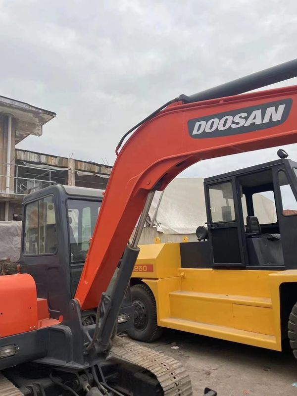 Orijinal ikinci el Doushan DH55 ekskavatörü iyi durumda güçlü ve basit bakım
