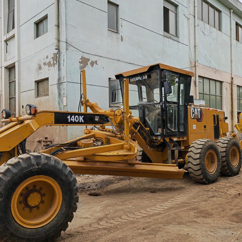 Kullanılmış kazıcı arazi düzeltme makinesi Caterpillar CAT140K yol makinesi ikinci el Japon traktör motoru iyi durumda