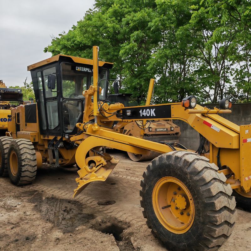 Kullanılmış kazıcı arazi düzeltme makinesi Caterpillar CAT140K yol makinesi ikinci el Japon traktör motoru iyi durumda