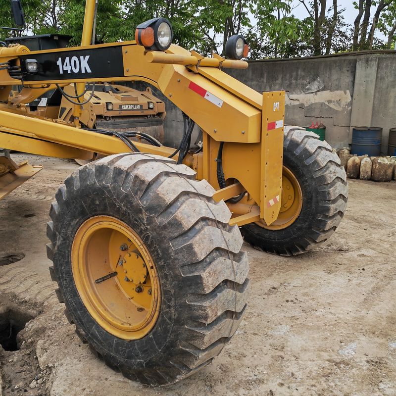 Kullanılmış kazıcı arazi düzeltme makinesi Caterpillar CAT140K yol makinesi ikinci el Japon traktör motoru iyi durumda